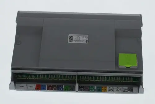 Graues Bosch Steuergerät mit Anschlussklemmen und Beschriftungen für verschiedene Funktionen, sichtbar auf der Unterseite.